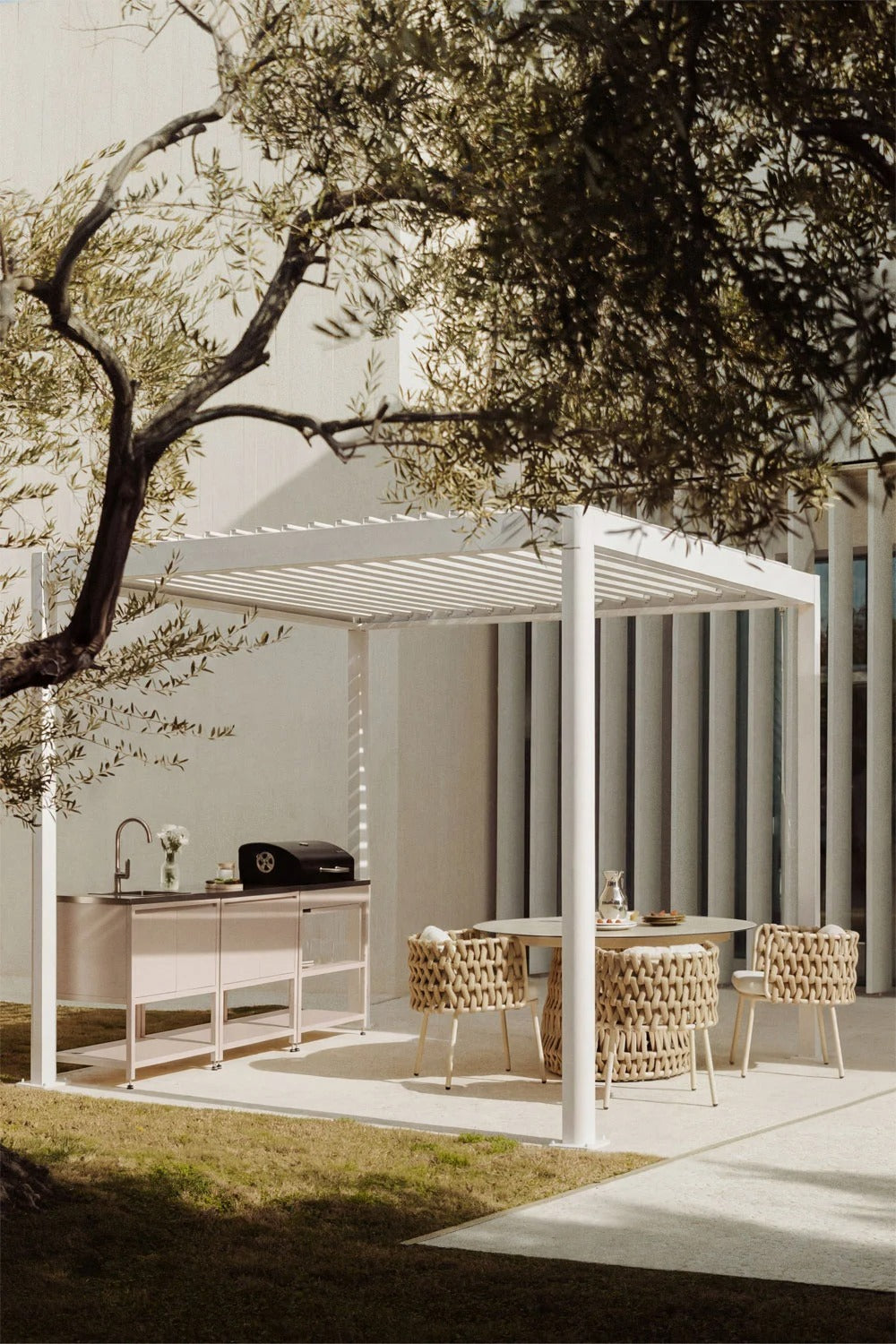 Pérgola Bioclimática em Alumínio Druvia - Cobertura Orientável 0-90º com Painel Lateral de Privacidade